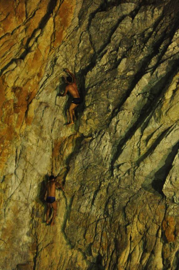 Escalando La Quebrada, em Acapulco, no México, para o mais famoso salto do mundo